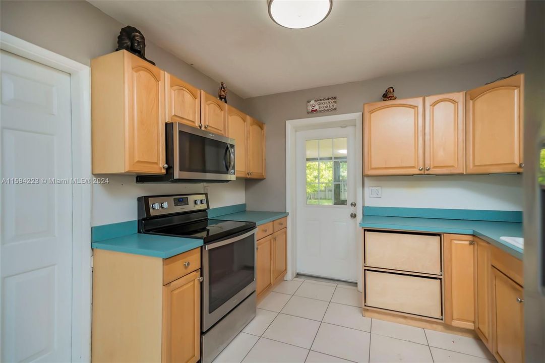 Active With Contract: $370,000 (2 beds, 1 baths, 672 Square Feet)