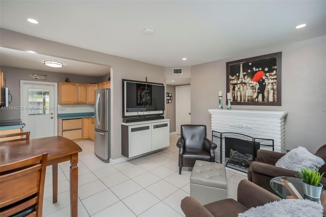 Active With Contract: $370,000 (2 beds, 1 baths, 672 Square Feet)