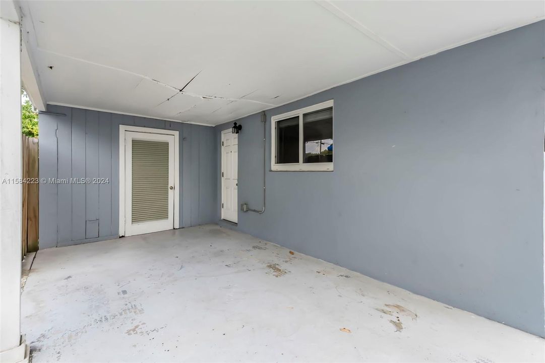 Active With Contract: $370,000 (2 beds, 1 baths, 672 Square Feet)