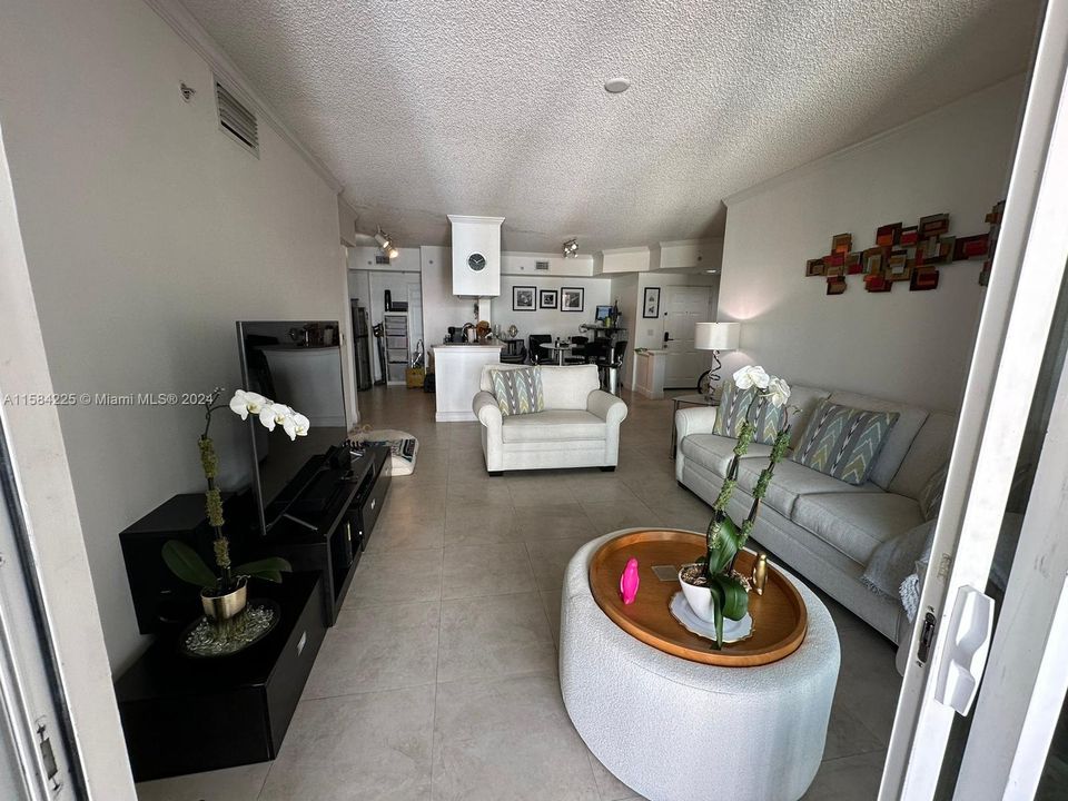 Active With Contract: $3,100 (3 beds, 2 baths, 1264 Square Feet)