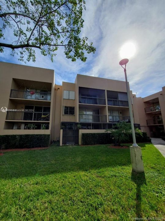 Active With Contract: $1,850 (1 beds, 1 baths, 787 Square Feet)