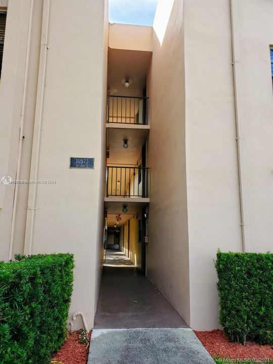 Active With Contract: $1,850 (1 beds, 1 baths, 787 Square Feet)