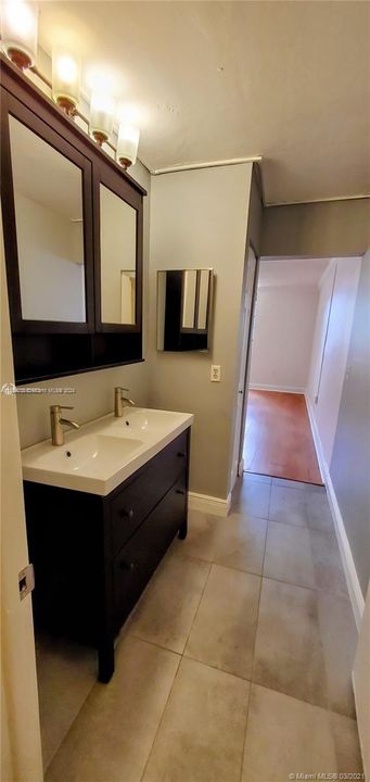 Active With Contract: $1,850 (1 beds, 1 baths, 787 Square Feet)