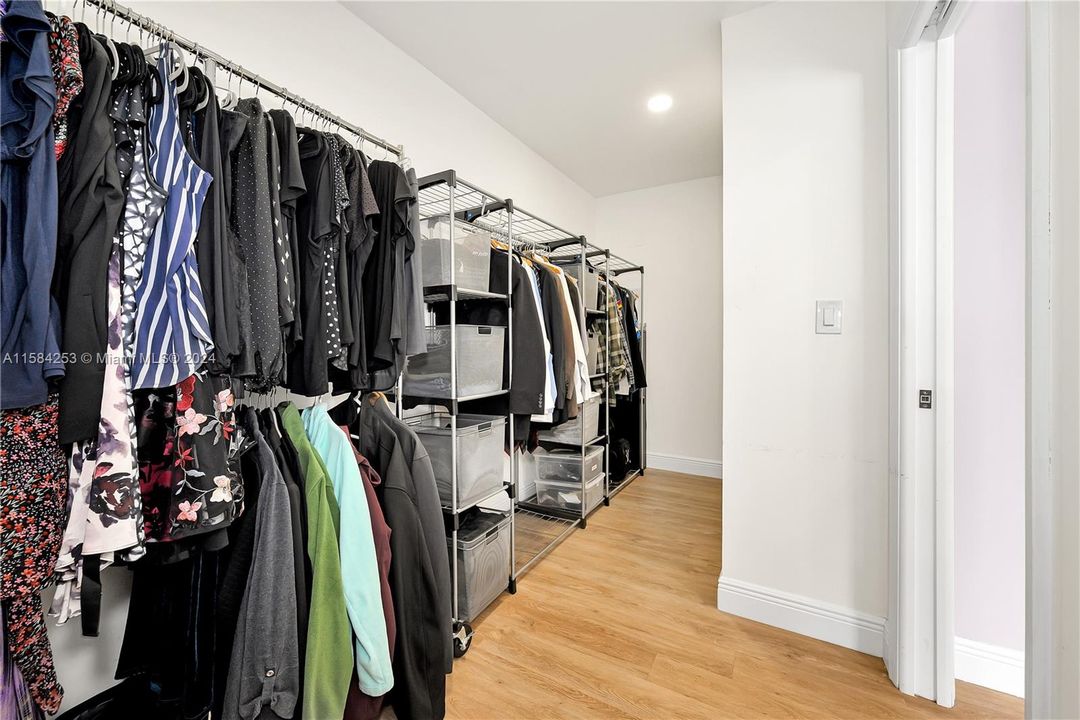 Master Bedroom Walk In Closet