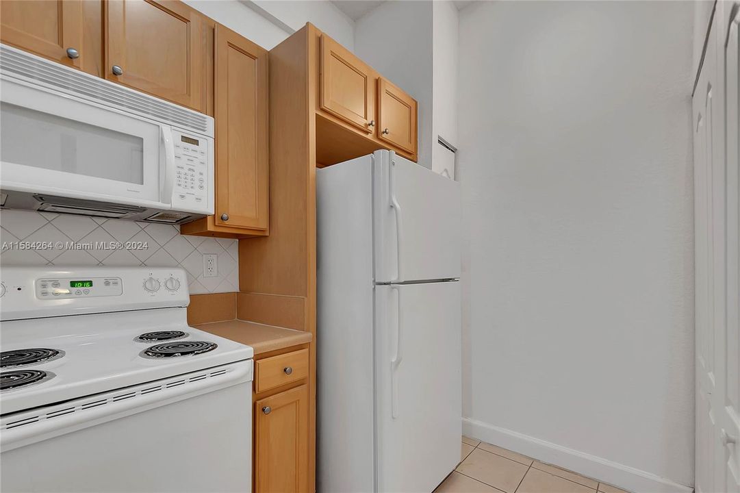 For Rent: $2,900 (2 beds, 2 baths, 1010 Square Feet)