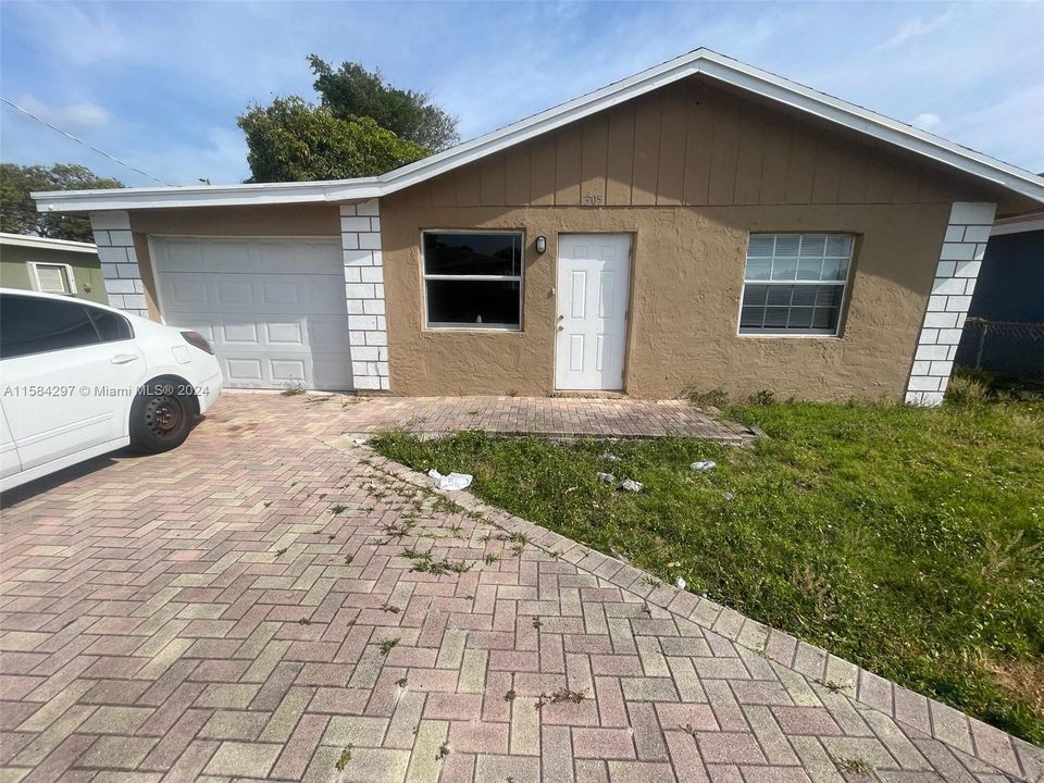 For Sale: $299,900 (3 beds, 1 baths, 576 Square Feet)