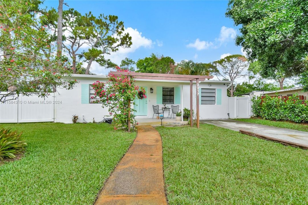 For Rent: $3,999 (3 beds, 2 baths, 1350 Square Feet)