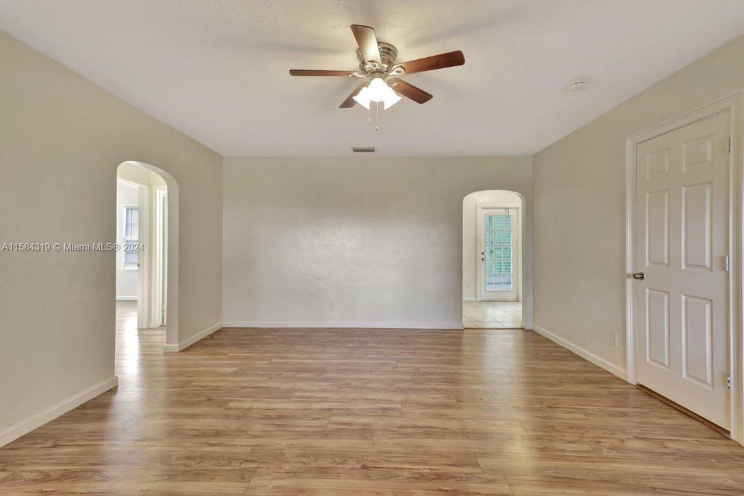 Recently Sold: $329,900 (3 beds, 2 baths, 858 Square Feet)