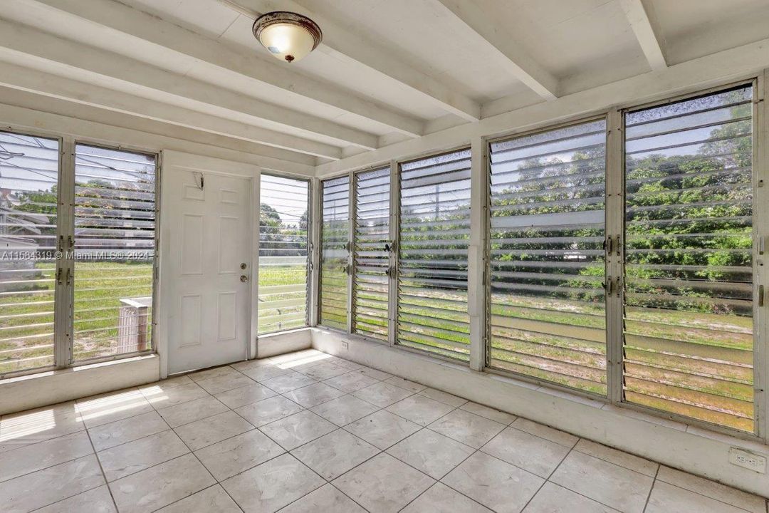 Recently Sold: $329,900 (3 beds, 2 baths, 858 Square Feet)