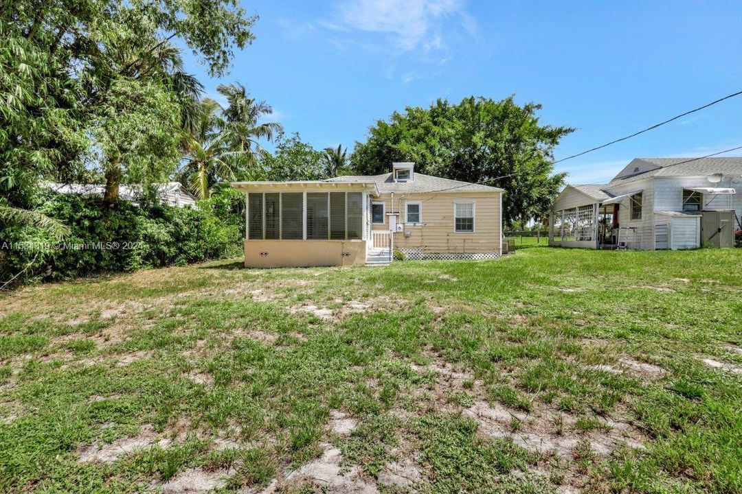 Recently Sold: $329,900 (3 beds, 2 baths, 858 Square Feet)