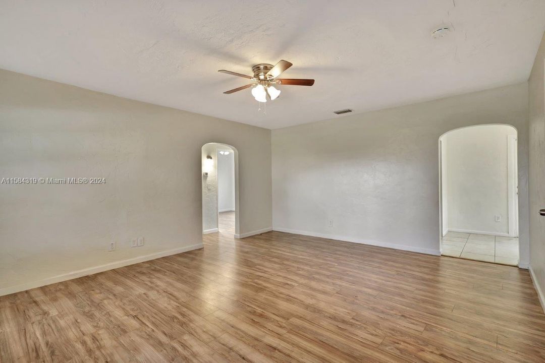 Recently Sold: $329,900 (3 beds, 2 baths, 858 Square Feet)