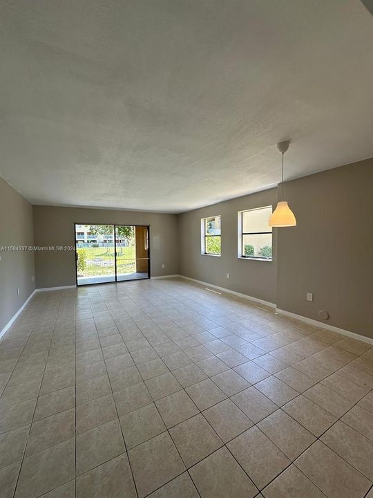 Active With Contract: $249,500 (2 beds, 2 baths, 927 Square Feet)