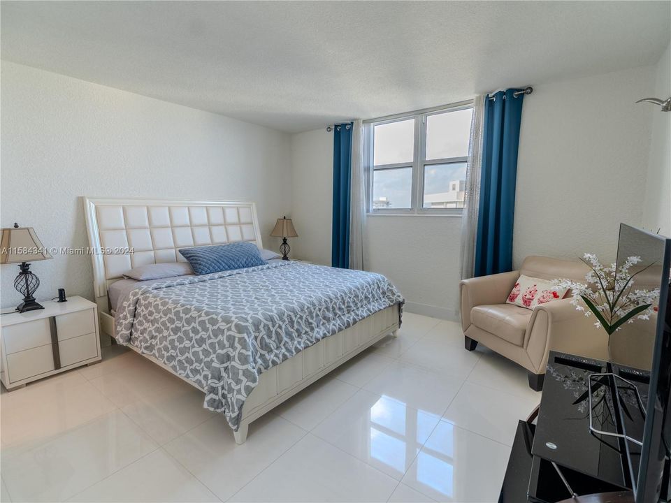 For Sale: $619,000 (2 beds, 2 baths, 1358 Square Feet)