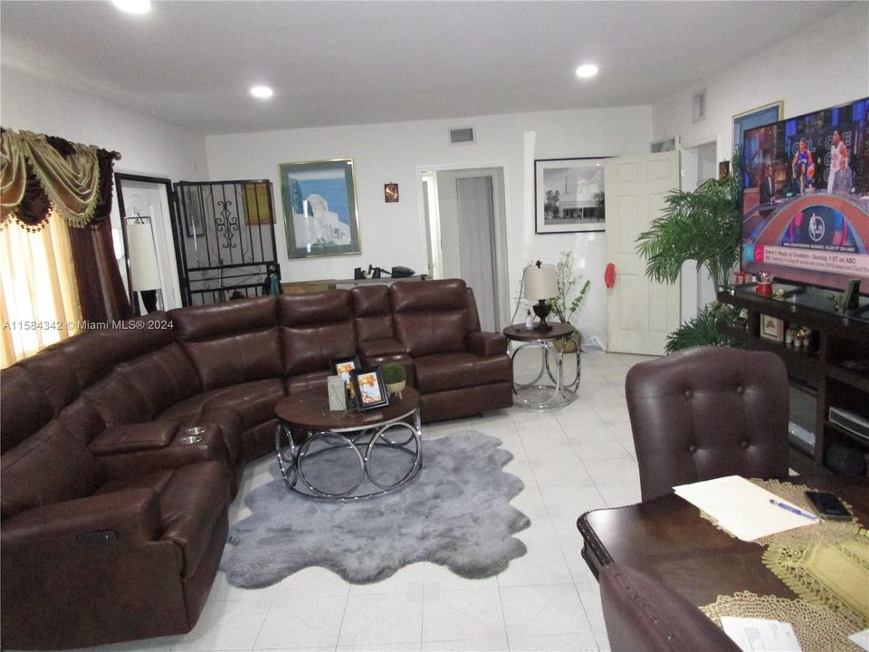 For Sale: $550,000 (4 beds, 3 baths, 1733 Square Feet)