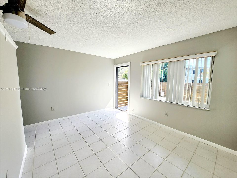 Active With Contract: $1,800 (1 beds, 1 baths, 870 Square Feet)