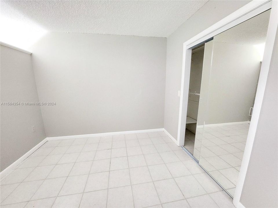 For Rent: $1,800 (1 beds, 1 baths, 870 Square Feet)