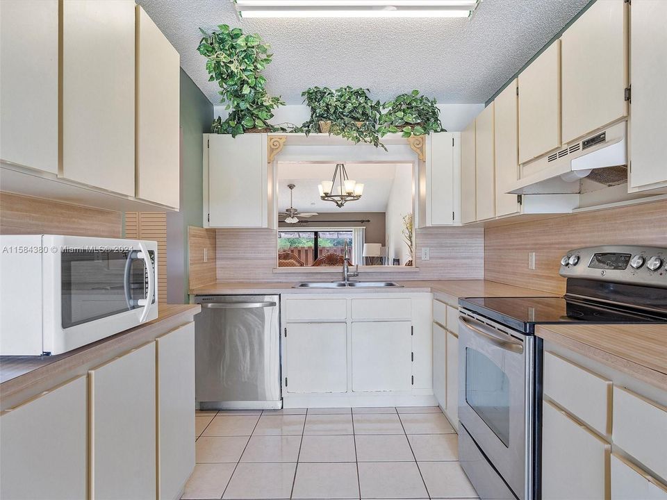 For Sale: $440,000 (3 beds, 2 baths, 1652 Square Feet)
