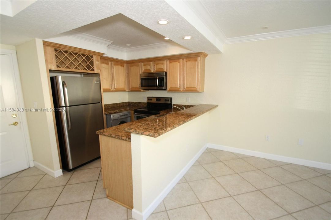 For Rent: $2,395 (2 beds, 2 baths, 880 Square Feet)