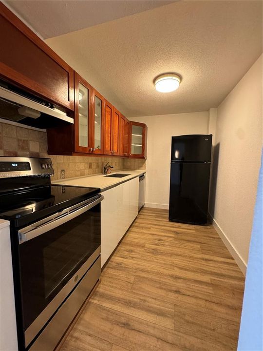 For Rent: $2,450 (2 beds, 2 baths, 970 Square Feet)