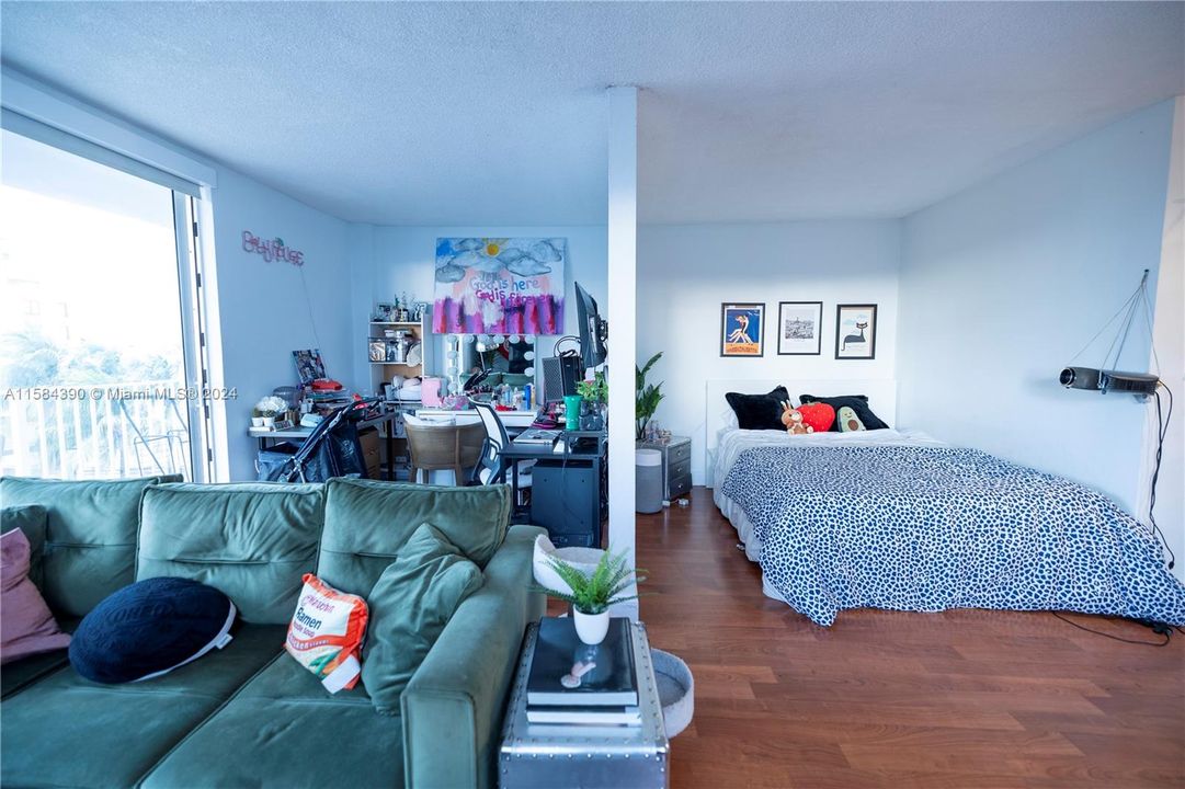For Sale: $350,000 (1 beds, 1 baths, 620 Square Feet)