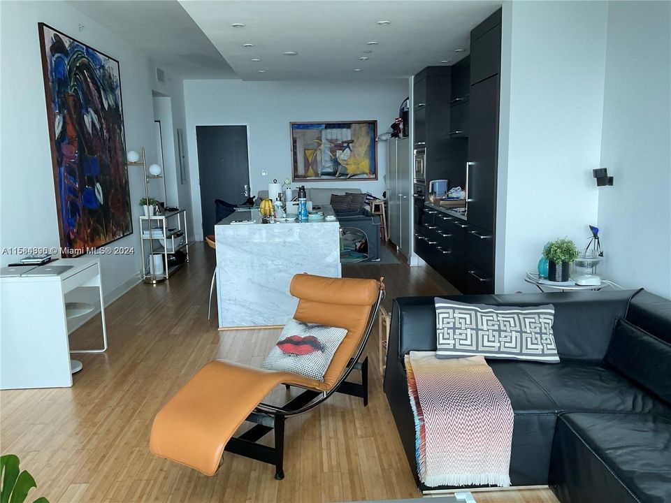 For Sale: $699,000 (1 beds, 1 baths, 929 Square Feet)