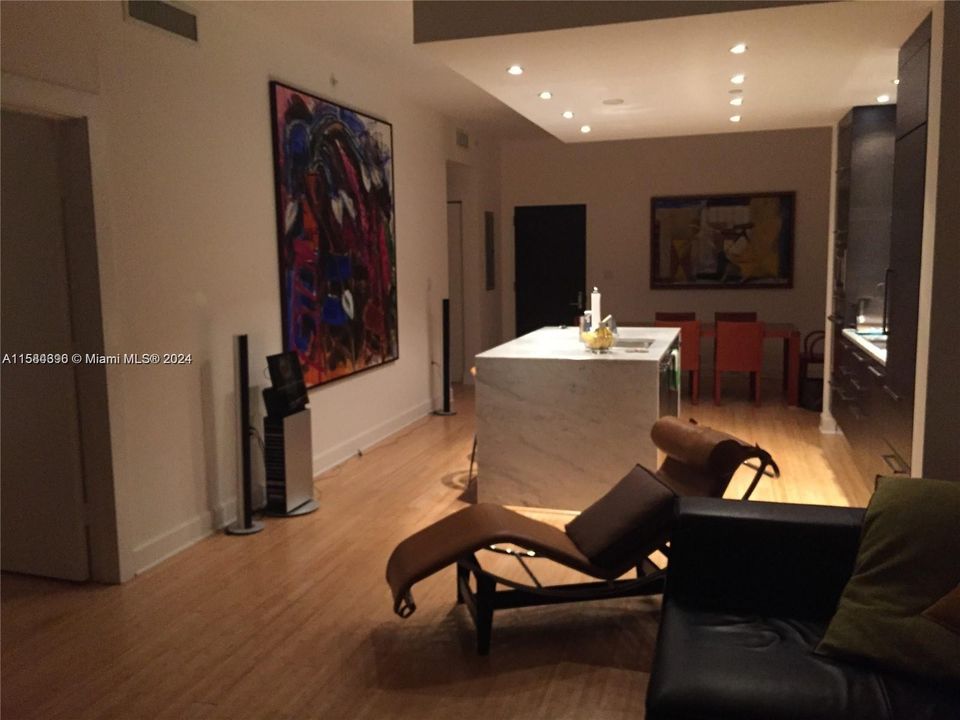 For Sale: $699,000 (1 beds, 1 baths, 929 Square Feet)