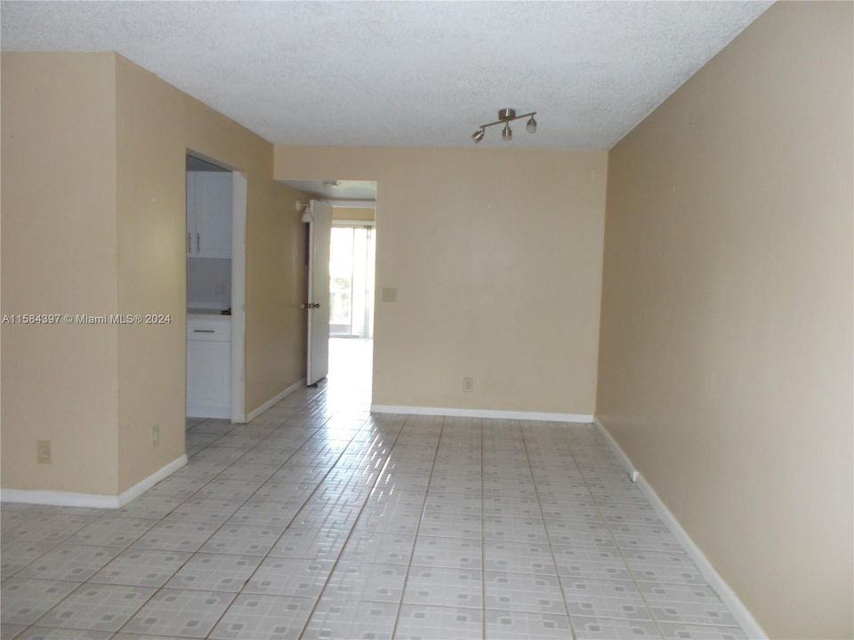 For Sale: $117,000 (1 beds, 1 baths, 811 Square Feet)