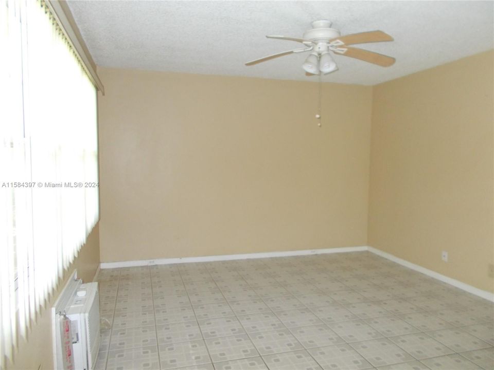 For Sale: $160,500 (1 beds, 1 baths, 811 Square Feet)