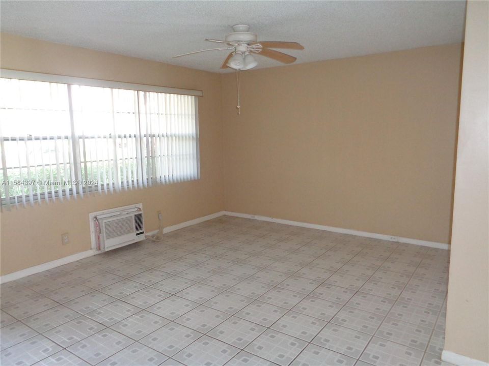 For Sale: $117,000 (1 beds, 1 baths, 811 Square Feet)