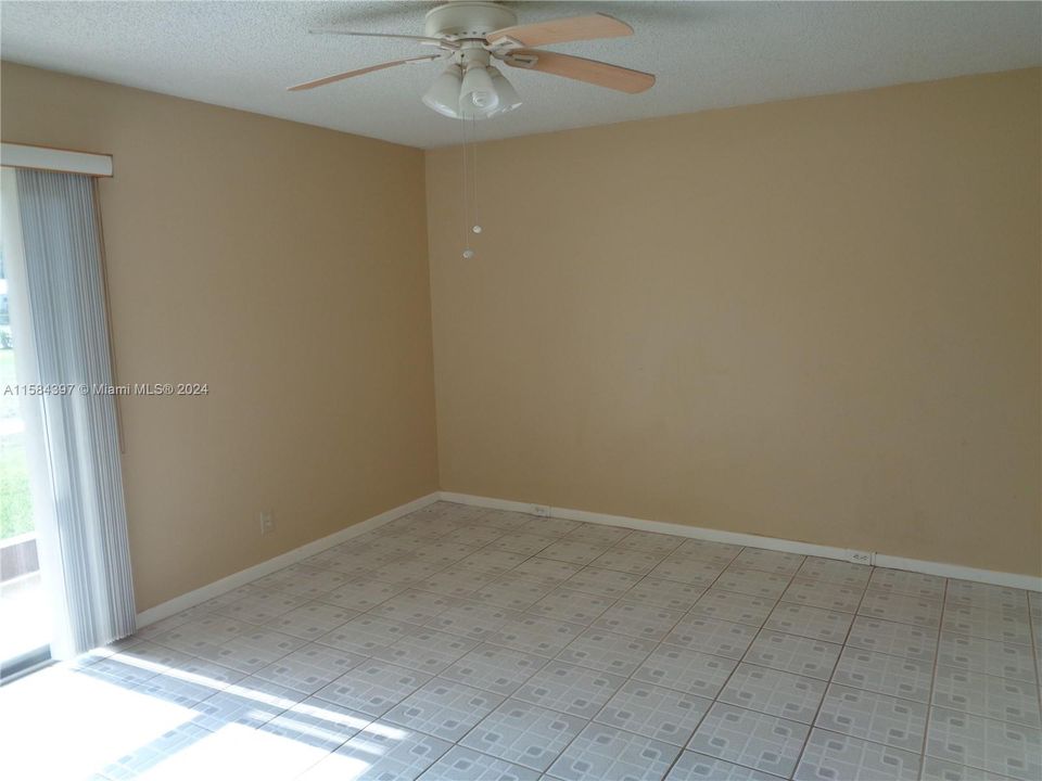 For Sale: $160,500 (1 beds, 1 baths, 811 Square Feet)