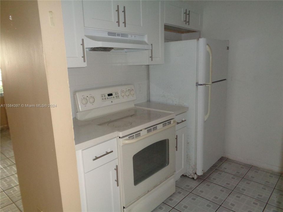 For Sale: $160,500 (1 beds, 1 baths, 811 Square Feet)