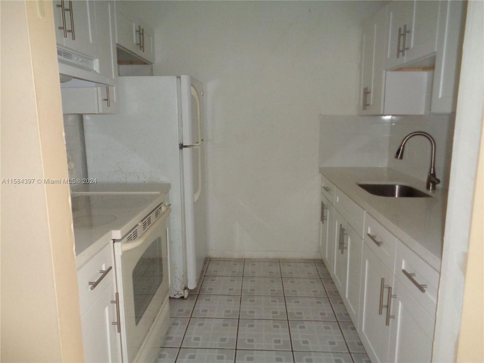 For Sale: $160,500 (1 beds, 1 baths, 811 Square Feet)