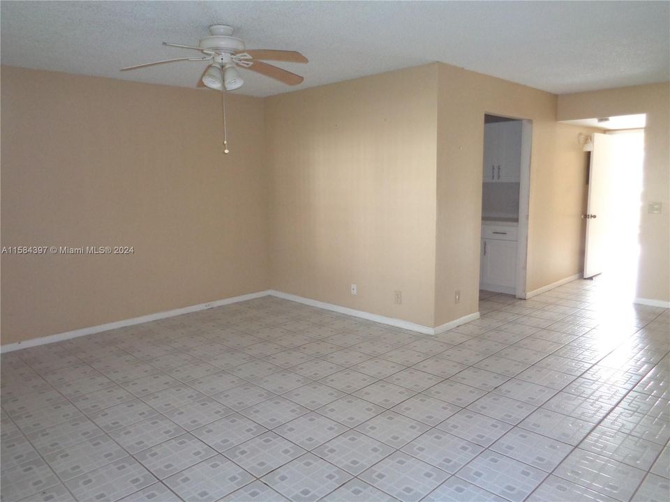 For Sale: $160,500 (1 beds, 1 baths, 811 Square Feet)