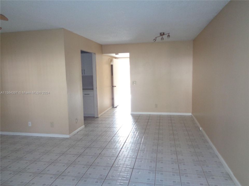 For Sale: $117,000 (1 beds, 1 baths, 811 Square Feet)