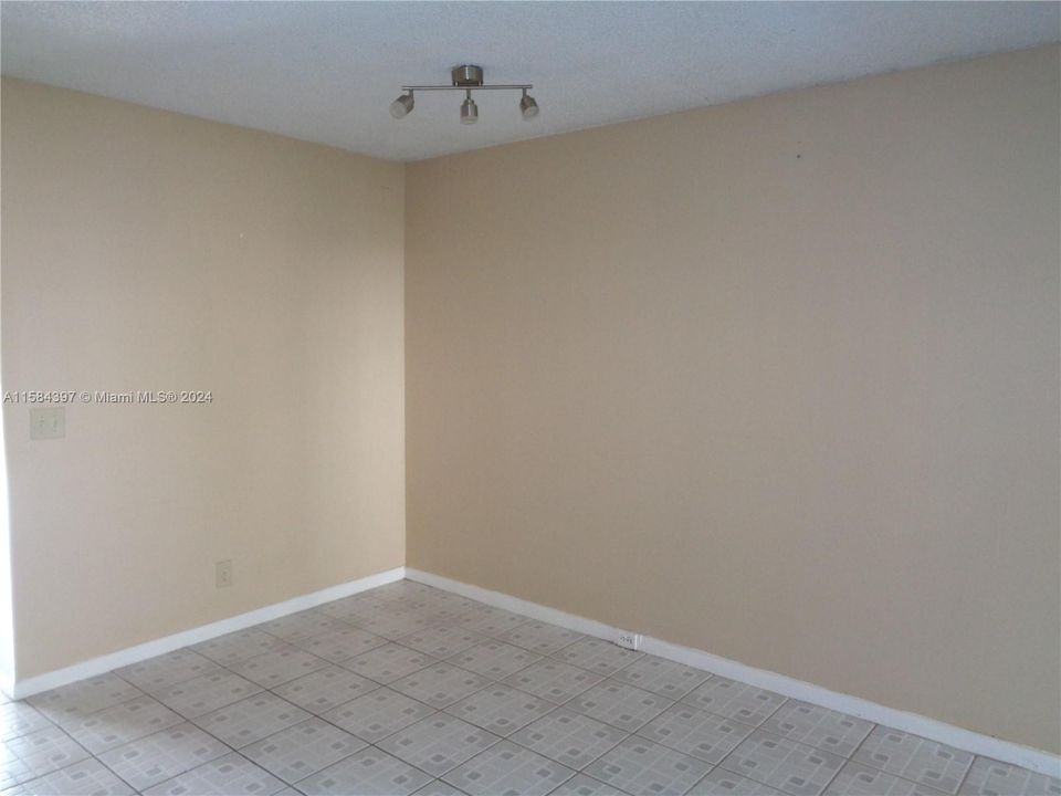 For Sale: $160,500 (1 beds, 1 baths, 811 Square Feet)