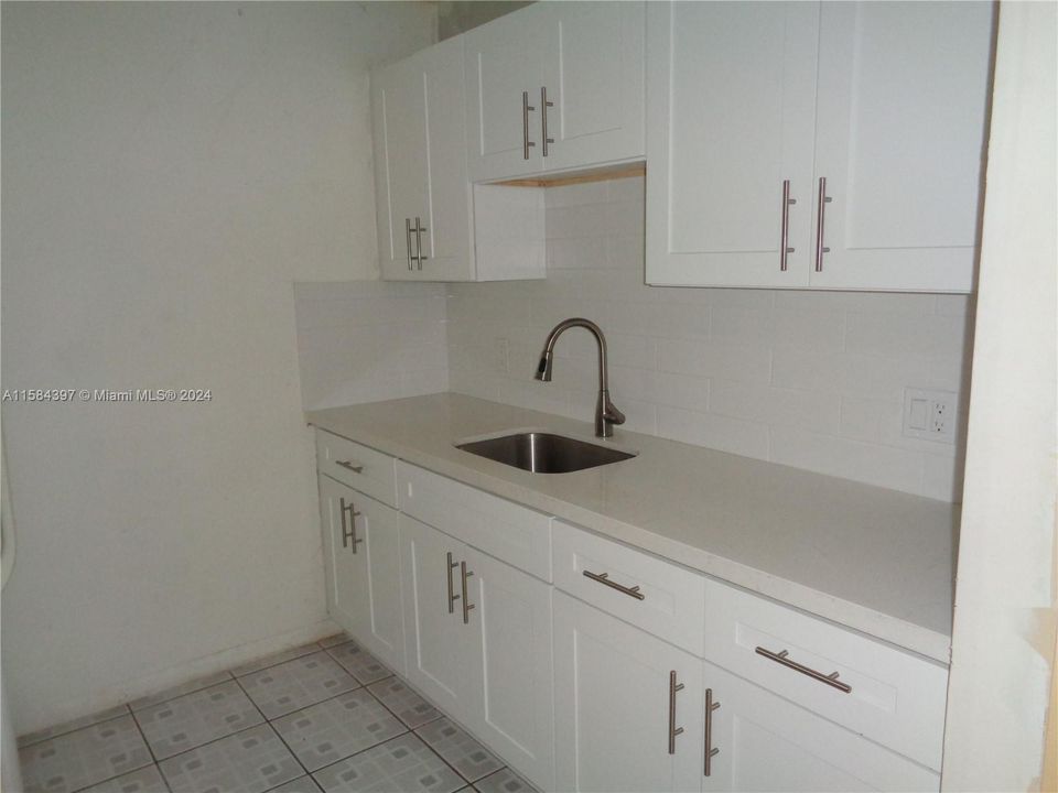 For Sale: $160,500 (1 beds, 1 baths, 811 Square Feet)