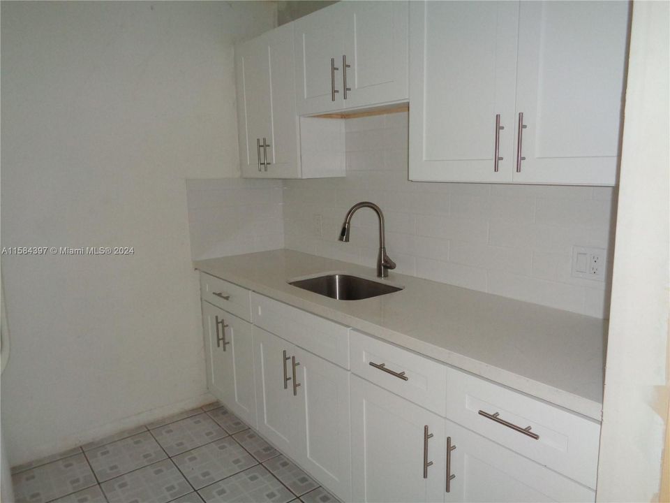 For Sale: $117,000 (1 beds, 1 baths, 811 Square Feet)