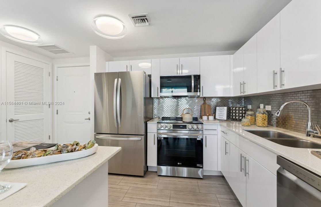 For Sale: $486,500 (1 beds, 1 baths, 816 Square Feet)