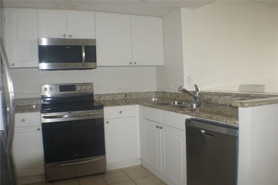For Sale: $375,000 (1 beds, 1 baths, 860 Square Feet)