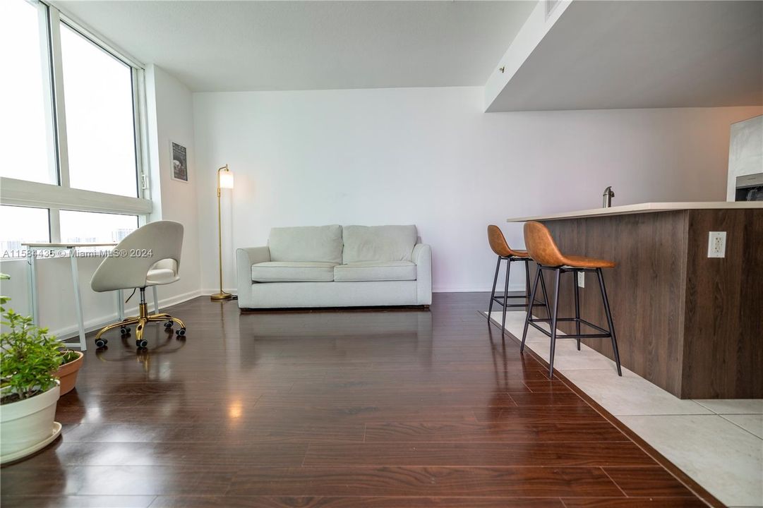 Active With Contract: $2,700 (1 beds, 1 baths, 651 Square Feet)