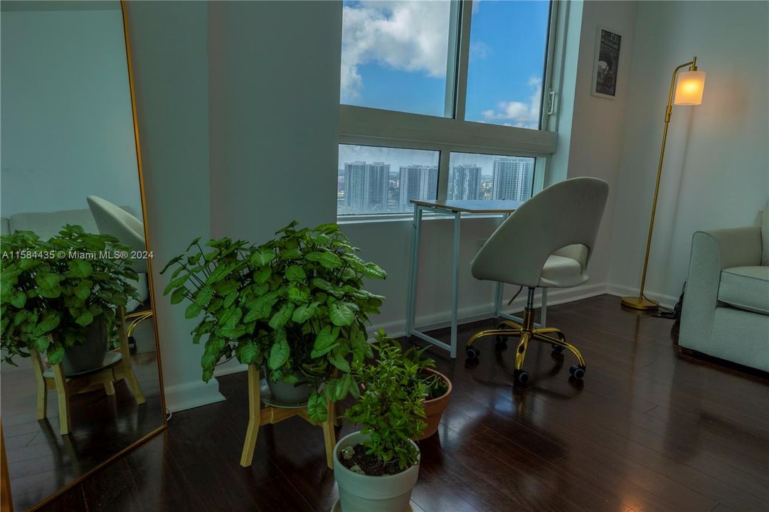 Active With Contract: $2,700 (1 beds, 1 baths, 651 Square Feet)