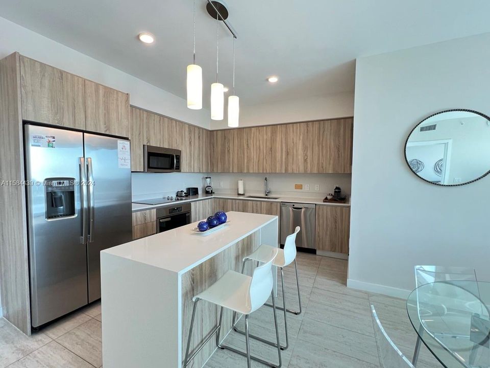 For Sale: $625,000 (1 beds, 1 baths, 728 Square Feet)