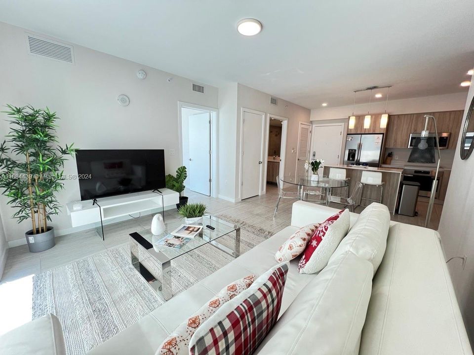 For Sale: $625,000 (1 beds, 1 baths, 728 Square Feet)