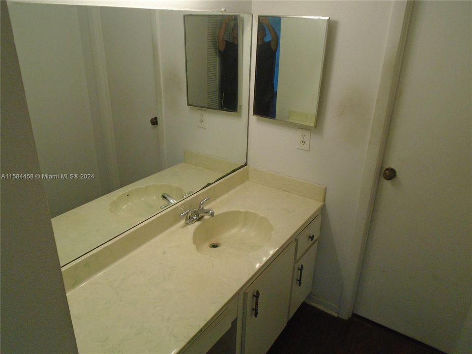 For Sale: $99,000 (1 beds, 1 baths, 870 Square Feet)