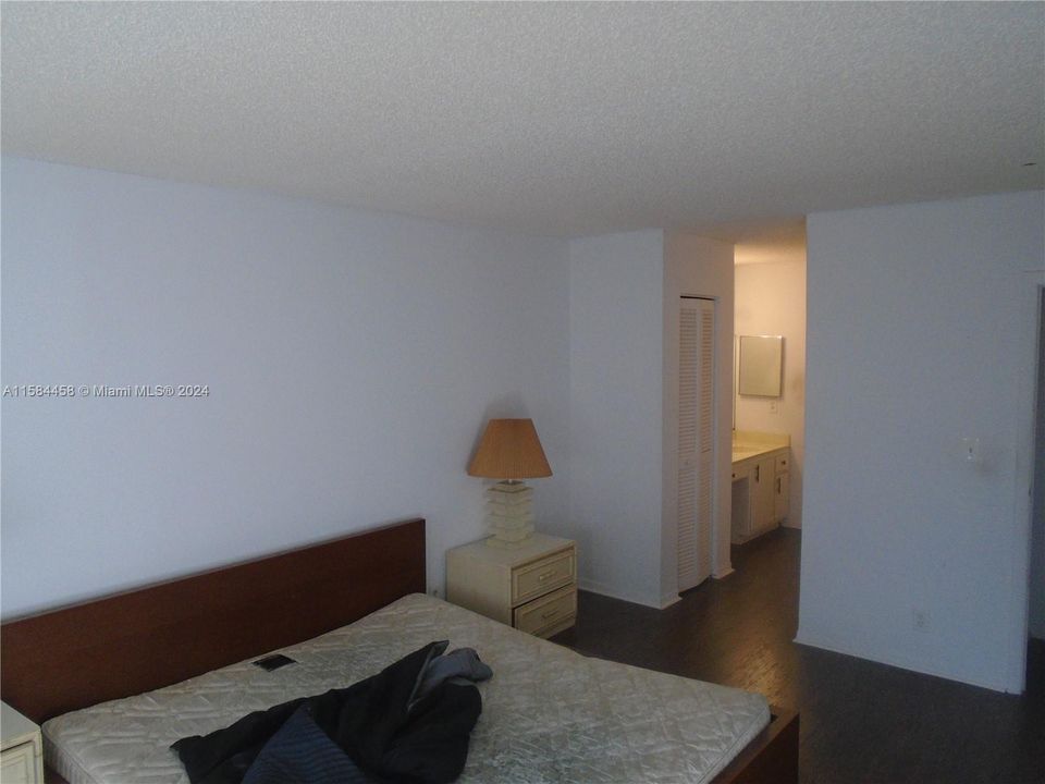 For Sale: $99,000 (1 beds, 1 baths, 870 Square Feet)