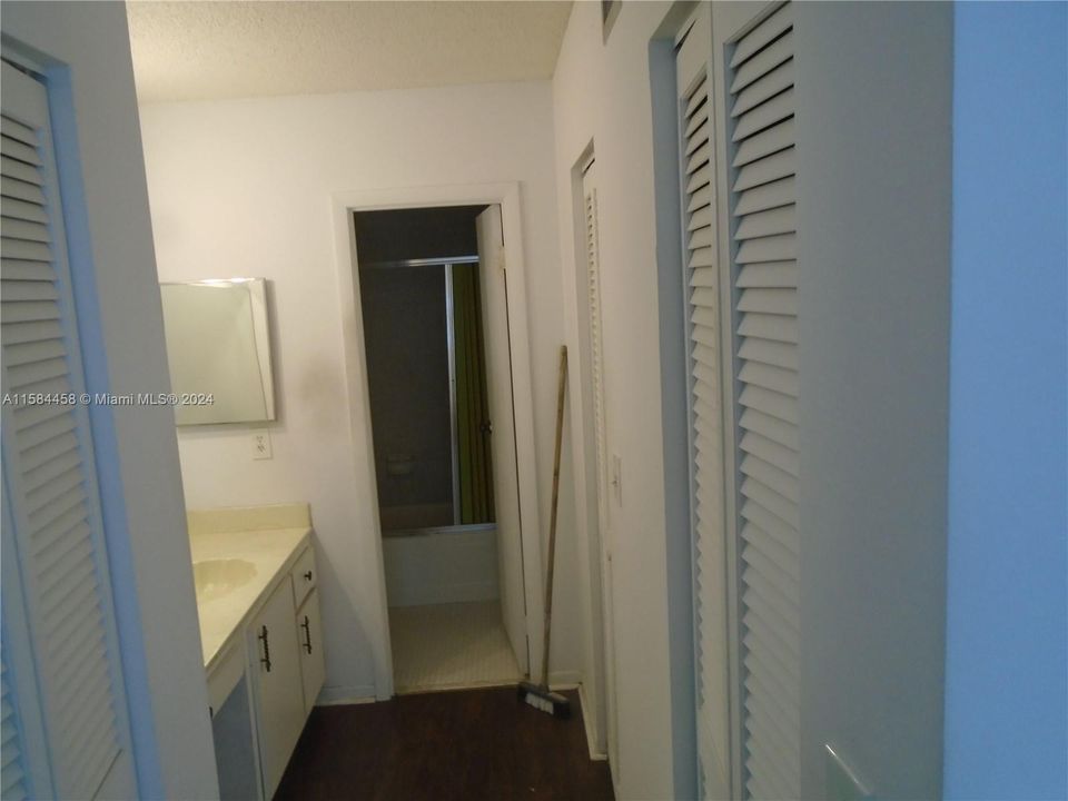 For Sale: $99,000 (1 beds, 1 baths, 870 Square Feet)