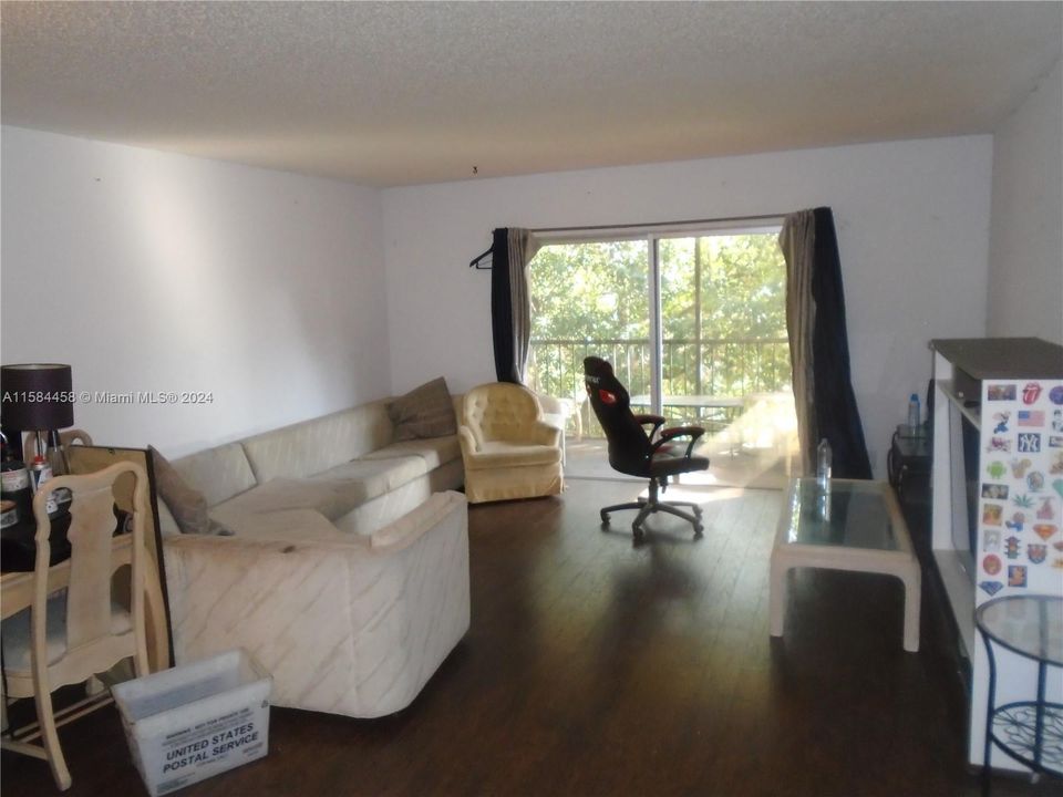 For Sale: $99,000 (1 beds, 1 baths, 870 Square Feet)