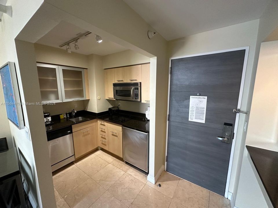 For Sale: $250,000 (1 beds, 1 baths, 585 Square Feet)
