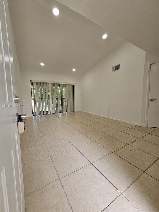 Active With Contract: $2,100 (2 beds, 2 baths, 900 Square Feet)