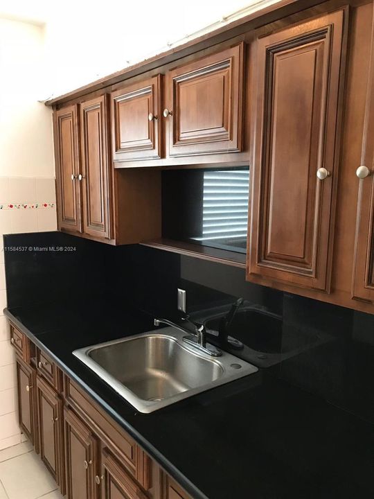 Active With Contract: $1,500 (0 beds, 1 baths, 415 Square Feet)